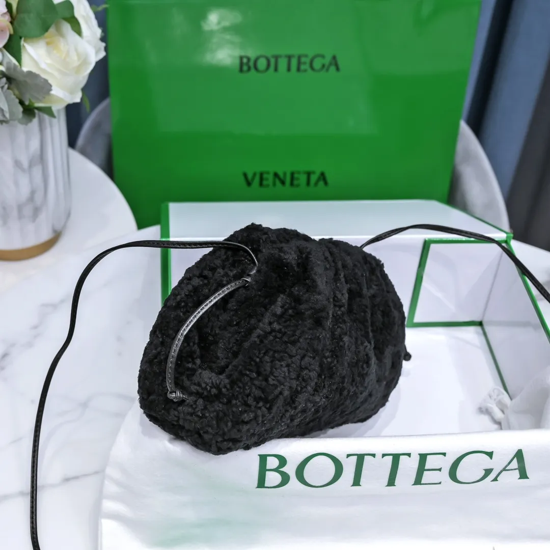 The small black 🐱BV pouch cloud bag is a furry style. It comes, it comes, it comes with fur~ You will know how cute it is when you see the real thing! The soft and fluffy feel is really great. Rua, this year’s furry style, I stand on bv! ! Whether it is a jodie cloud bag or a tote, not all curly teddy fur can be used to make goods. The curl size of the fur directly affects the similarity of the entire bag. Material: full fur and lambskin ➕ lambskin lining is much more expensive than full leather! Again, if you don’t want to develop ZP, of course you have to be willing to spend money ~ 22*13*5cm